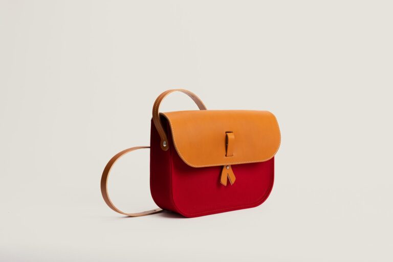 Monébari - Sac à bandoulière en toile et cuir - Le 27- rouge