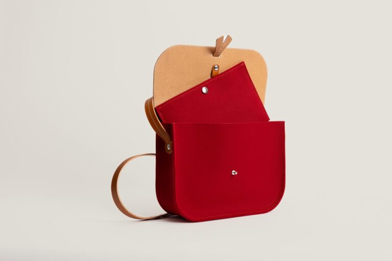 Monébari - Sac à bandoulière en toile et cuir - Le 27- rouge