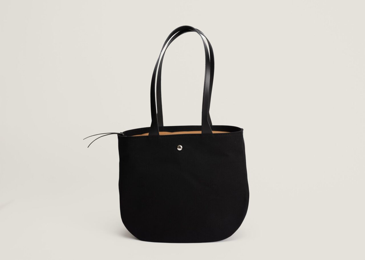 2026 07 03 MONEBARI 013 Monébari - Les sacs made in France - Sac fourre-tout cabas en toile et cuir - bicolore noir et camel