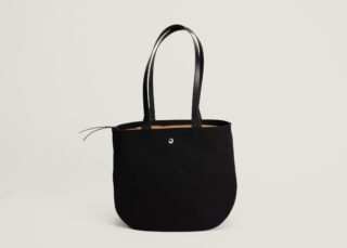 Sac fourre-tout cabas en toile et cuir – bicolore noir et camel par la marque Monébari Monébari - Sac fourre-tout cabas en toile et cuir – bicolore noir et camel