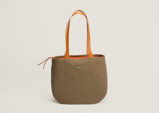 Sac fourre-tout cabas en toile et cuir – bicolore kaki et orange par la marque Monébari Monébari - Sac fourre-tout cabas en toile et cuir – bicolore kaki et orange