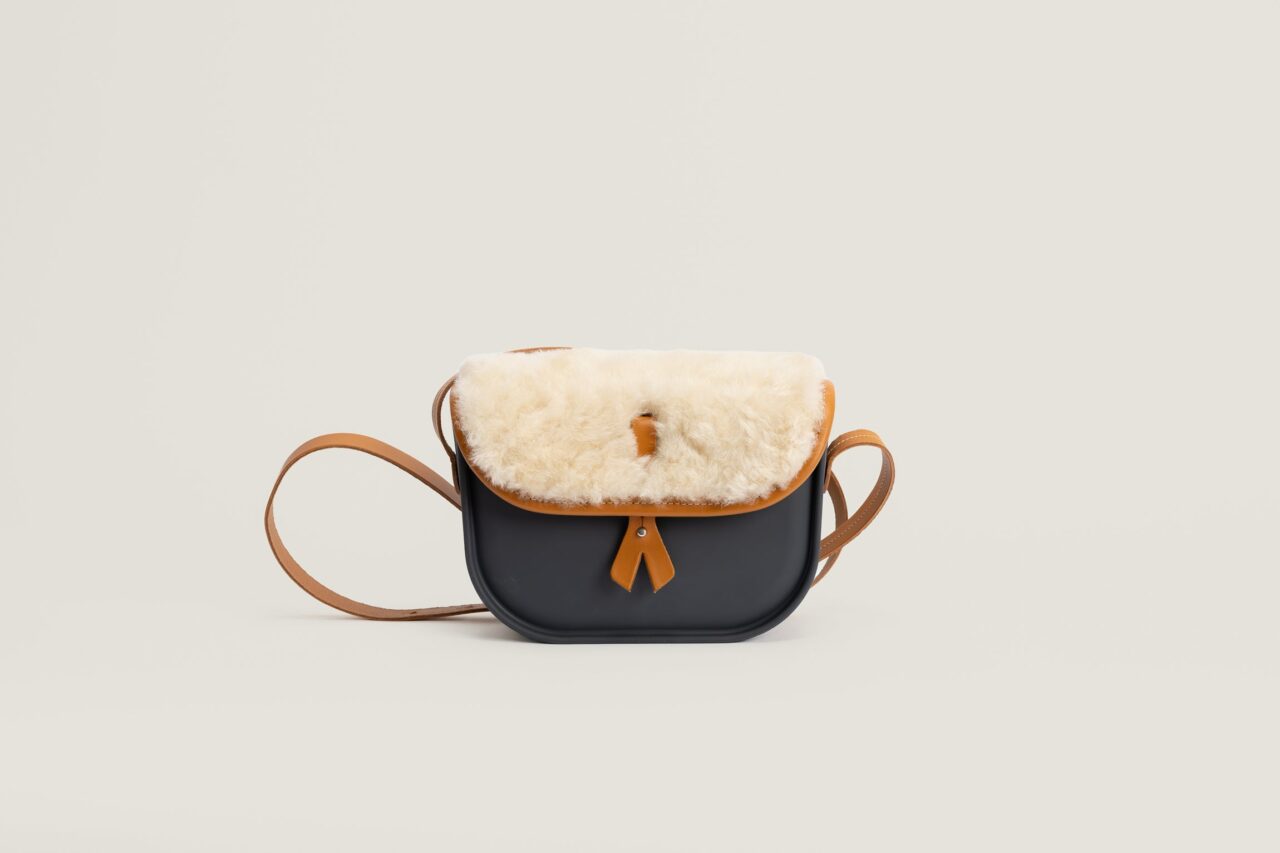 2026 07 03 MONEBARI 023 35d780df a1ea 40eb b2dd 75dfdacc43d0 Monébari - Sac à bandoulière - en gomme et cuir - Édition Laine - gris