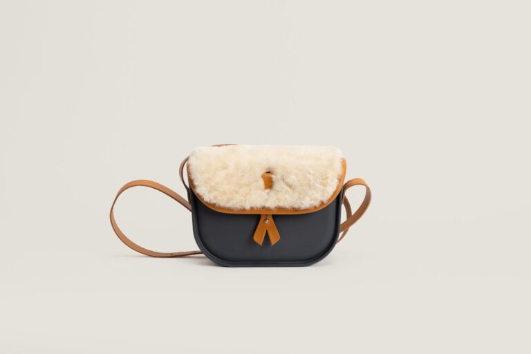 2026 07 03 MONEBARI 023 35d780df a1ea 40eb b2dd 75dfdacc43d0 Monébari - Sac à bandoulière - en gomme et cuir - Édition Laine - gris