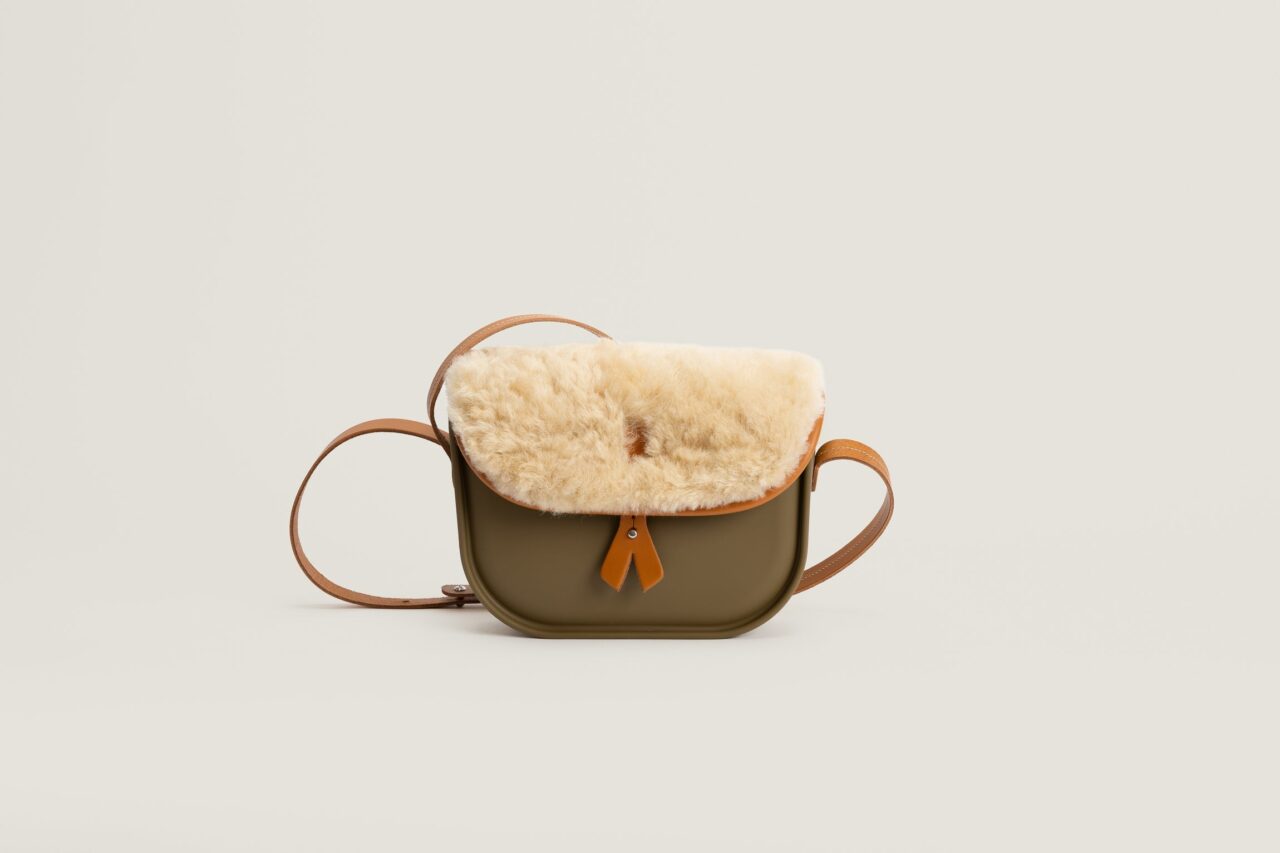 2026 07 03 MONEBARI 026 14ce5ba5 1fee 4f1f 9947 d7481da53e8f Monébari - Sac à bandoulière - en gomme et cuir -Édition laine - kaki