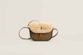 Sac à bandoulière – en gomme et cuir -Édition laine – kaki par la marque Monébari Monébari - Sac à bandoulière – en gomme et cuir -Édition laine – kaki
