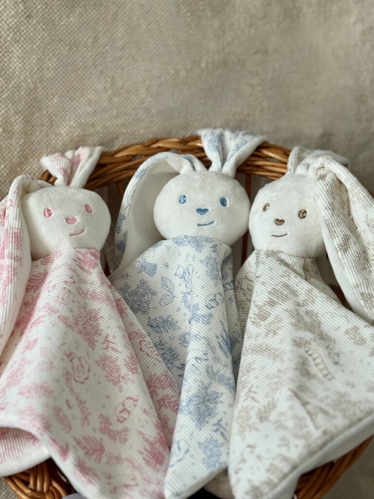 Les Petites Maries - Doudou Lapin Célestin - toile de jouy