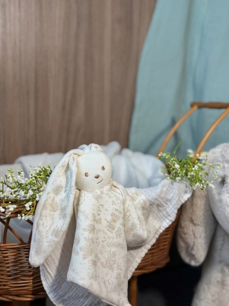 Les Petites Maries - Doudou Lapin Célestin - toile de jouy