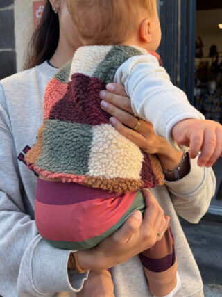 Gilet de berger bébé – Luce par la marque Les Mômes des Dômes Les Mômes des Dômes - Gilet de berger bébé – Luce
