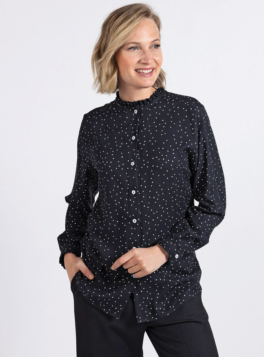 7642 NOI 1 chemisier femme viscose chaude noir Maison Solfin - Chemisier femme noir en viscose avec volants – 52