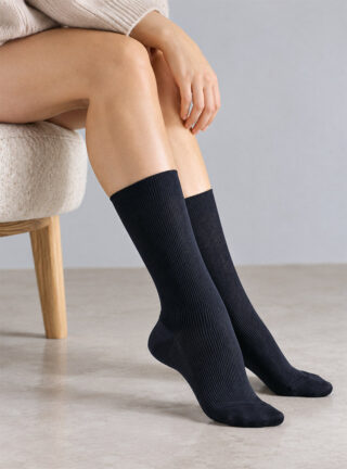 Mi-chaussettes fines en coton bleu marine par la marque MAISON SOLFIN MAISON SOLFIN - Mi-chaussettes fines en coton bleu marine