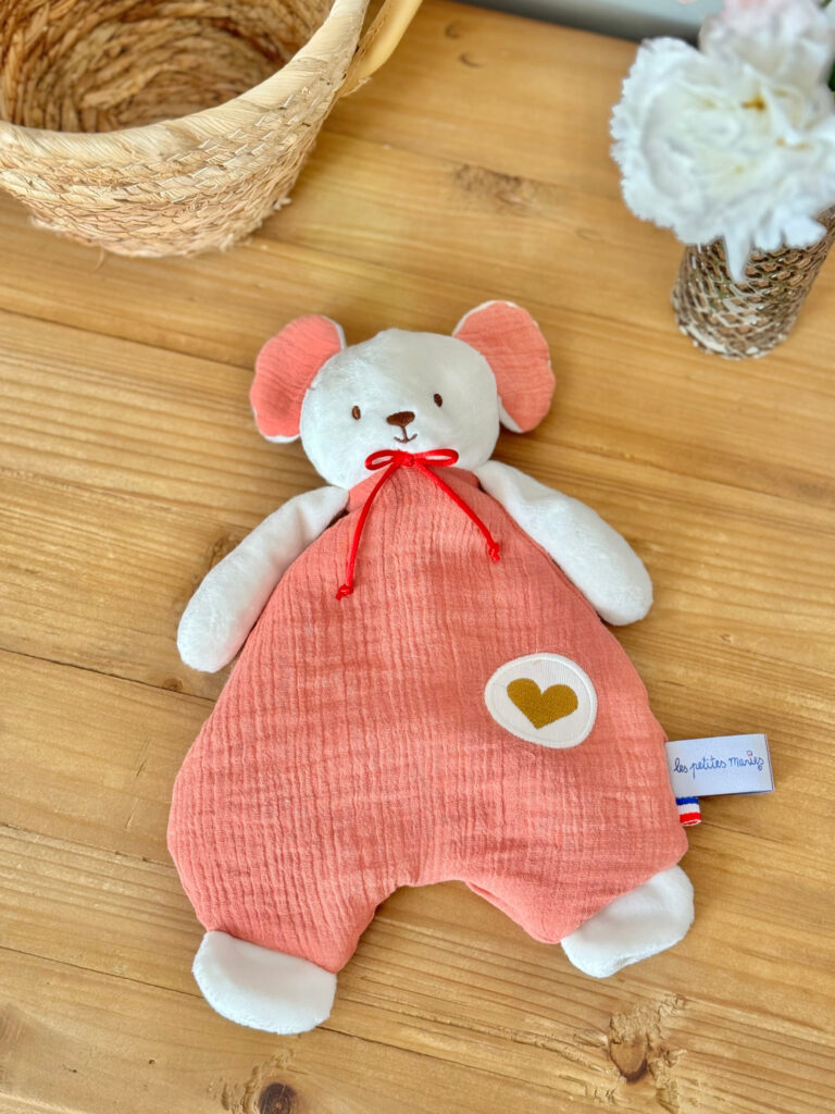 9eed64 080c9a7327144502a24c7aab6cc0b5afmv2 Les Petites Maries - Doudou à bisous - Souris