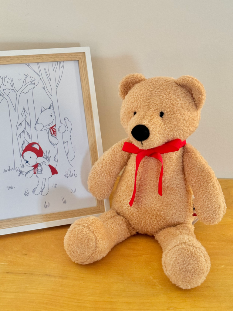 9eed64 7a49c2fbb3c945a68ed44f919f732295mv2 Les Petites Maries - Nounours l'inimitable