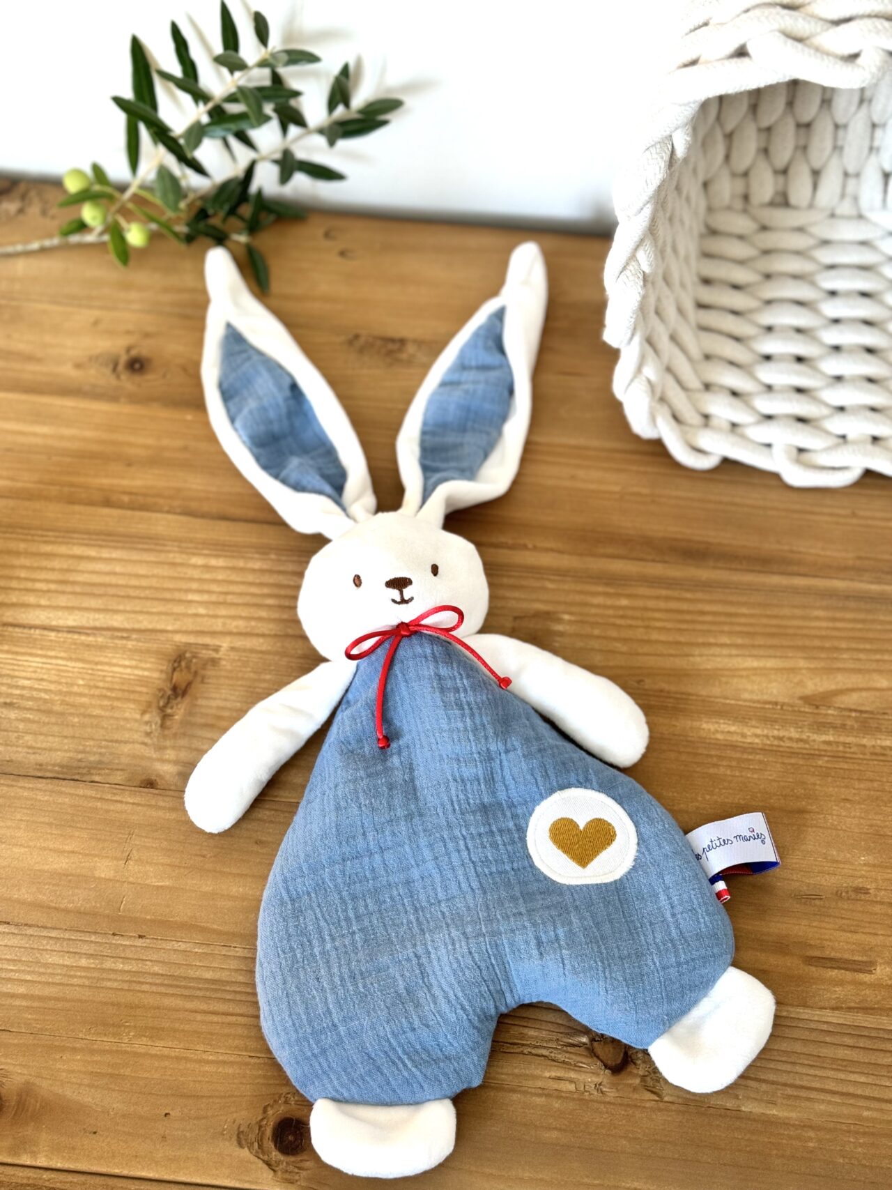 9eed64 ea46f603a81c42e686b9397708e485d8mv2 Les Petites Maries - Doudou à bisous - Lapin