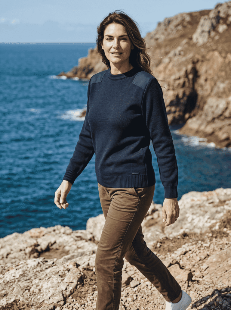 BRISE MER femme marche1 Baie des Caps - Pull "Brise Mer" femme - inspiré Marine Nationale 100% laine – Bleu Marine / 4XL