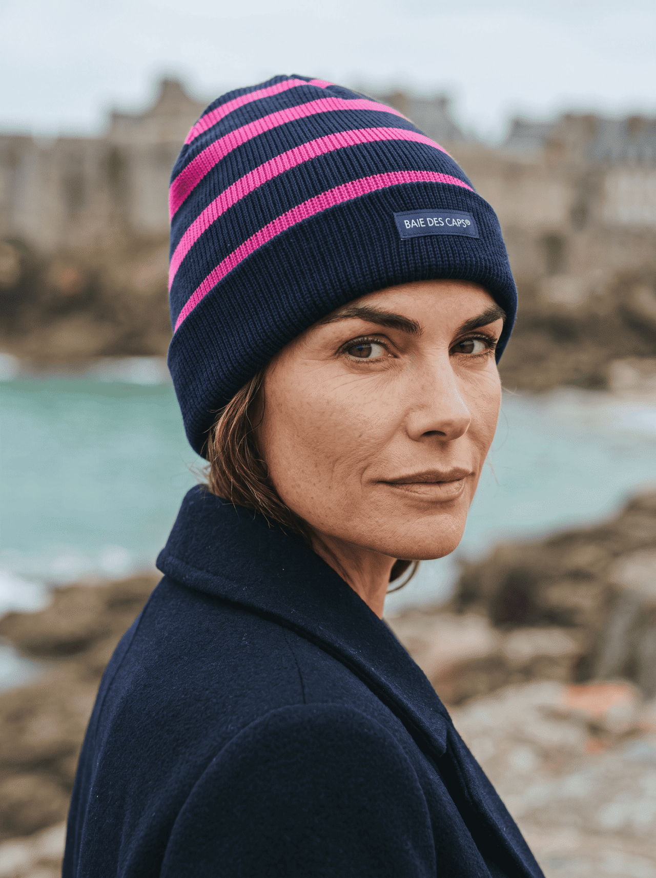 Bonnet marin marine fuschia profil1 Baie des Caps - Bonnet marin adulte laine mélangée – Ecru