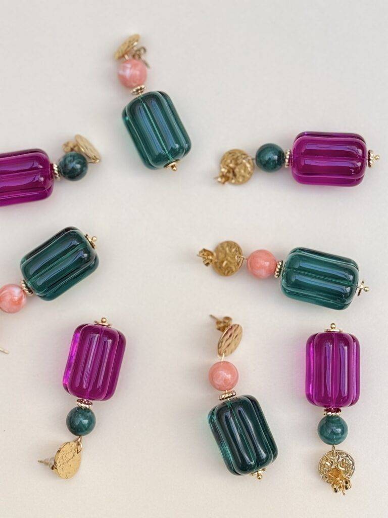 Maison Mallow - Boucles d’oreilles Capucine roses en résine et perles vertes