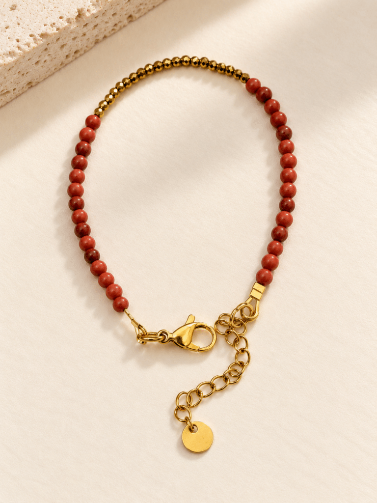 Bracelet Ava corail et perles dorees 768x1024 1 Maison Mallow - Bracelet Ava - jaspe rouge corail et hématite dorée