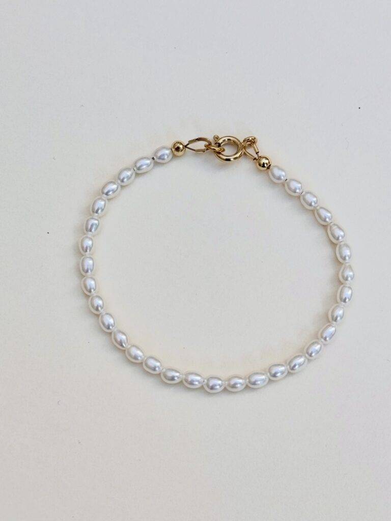 Bracelet EUgenie en perles deau douce 768x1024 1 Maison Mallow - Bracelet Eugénie en perles d'eau douce et plaqué or – L