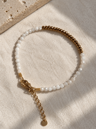 Bracelet Ava – nacre blanche et hématite dorée par la marque MAISON MALLOW MAISON MALLOW - Bracelet Ava – nacre blanche et hématite dorée