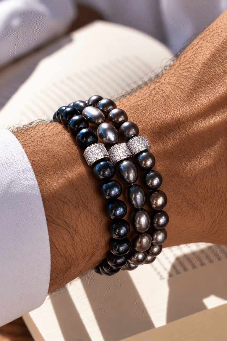 NEIJE - Bracelet Marlow Perles d'eau douce Noir Profond Or Blanc – 21 cm