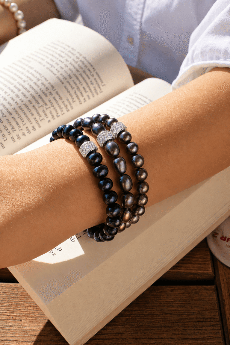NEIJE - Bracelet Marlow Perles de Culture Noir Profond Or Blanc – 21 cm