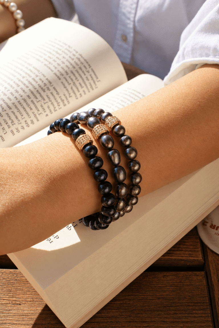 NEIJE - Bracelet Marlow Perles de Culture Noir Profond Or Jaune – 21 cm