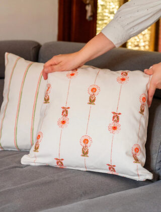 Coussin en coton et lin à motif Marguerite et Lisière – La Clé des champs par la marque Maison Primavera Maison Primavera - Coussin en coton et lin à motif Marguerite et Lisière – La Clé des champs