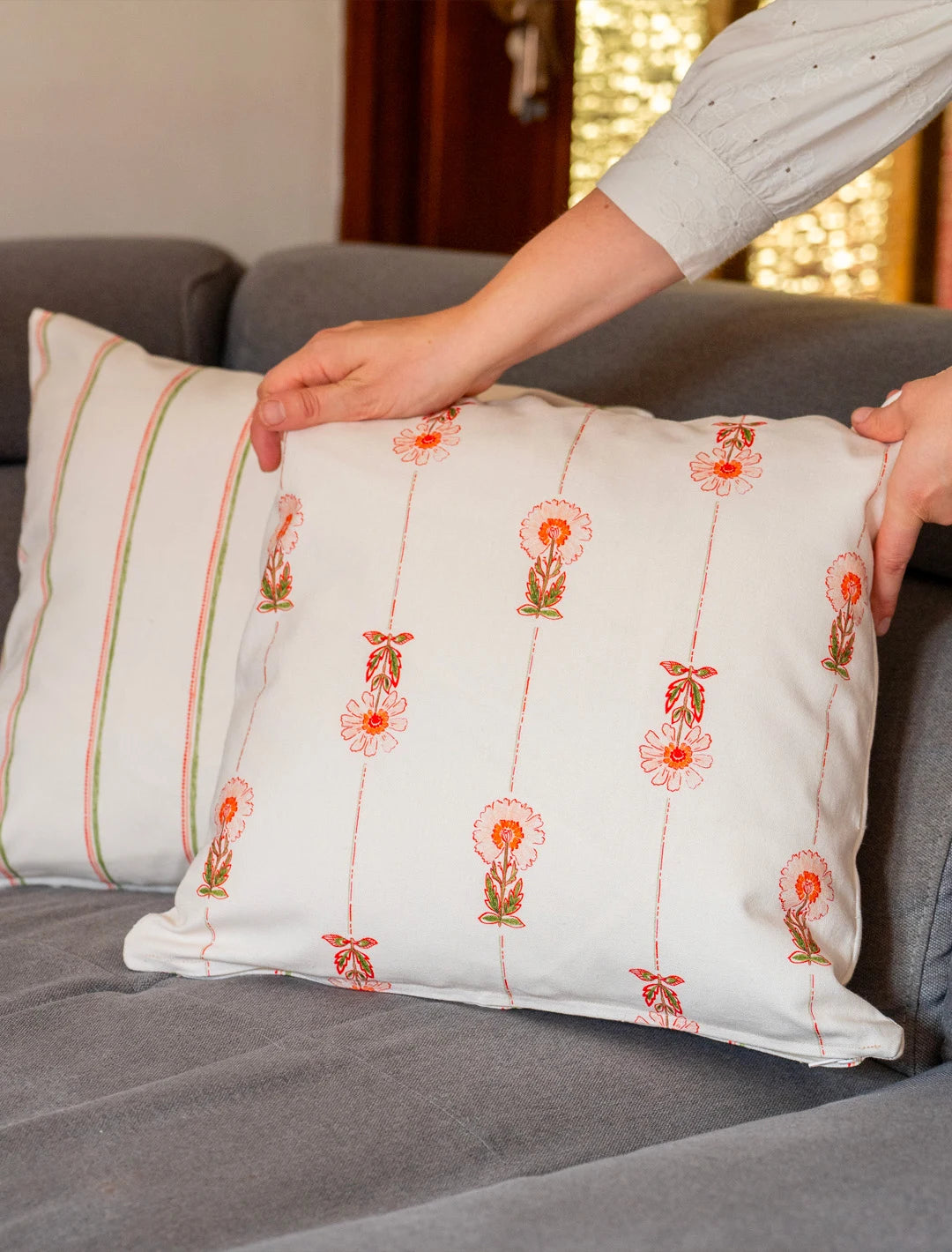 COUSSIN LA CLE DES CHAMPS 1 Maison Primavera - Coussin en coton et lin à motif Marguerite et Lisière - La Clé des champs