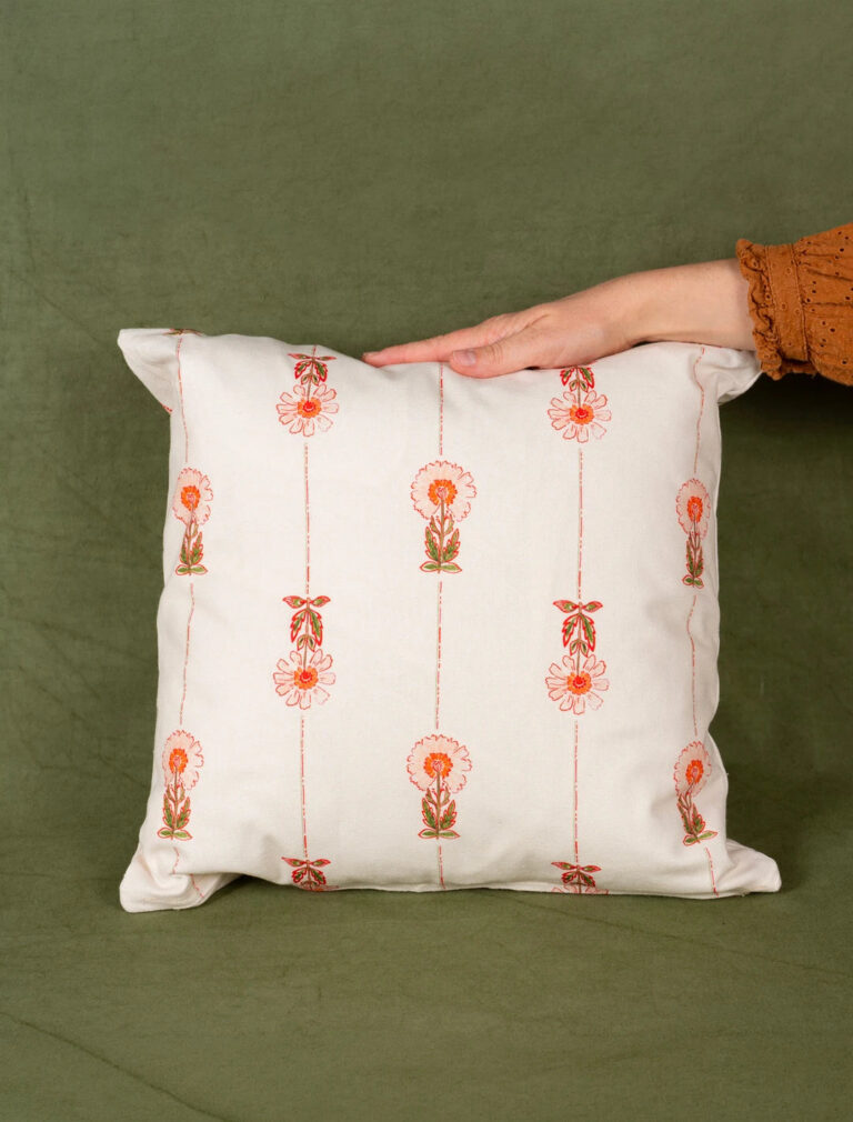 Maison Primavera - Coussin en coton et lin à motif Marguerite et Lisière - La Clé des champs