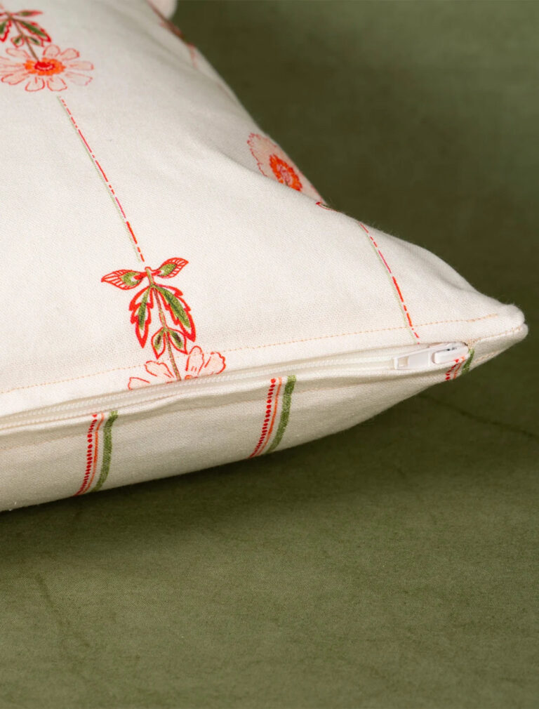 Maison Primavera - Coussin en coton et lin à motif Marguerite et Lisière - La Clé des champs