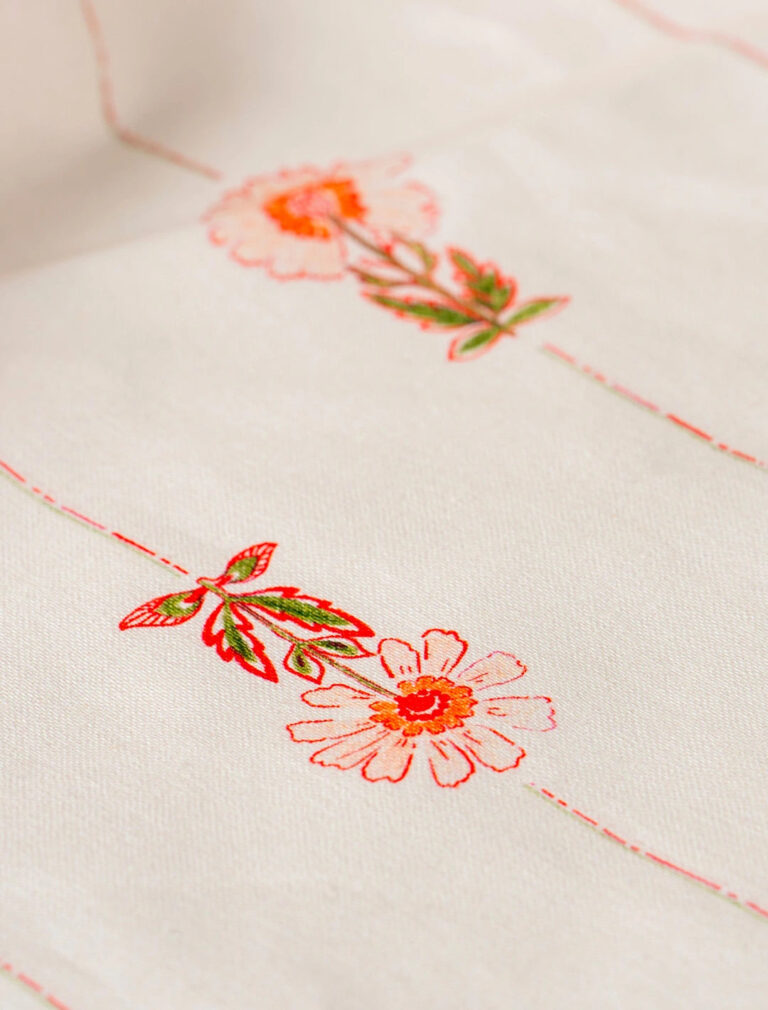 Maison Primavera - Coussin en coton et lin à motif Marguerite et Lisière - La Clé des champs