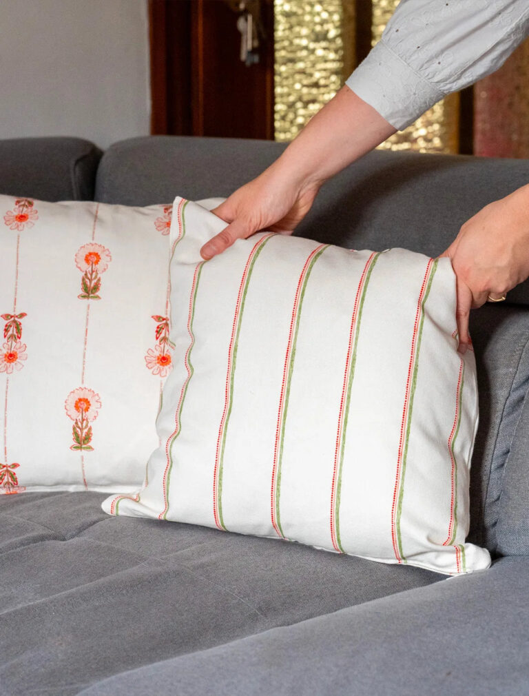Maison Primavera - Coussin en coton et lin à motif Marguerite et Lisière - La Clé des champs