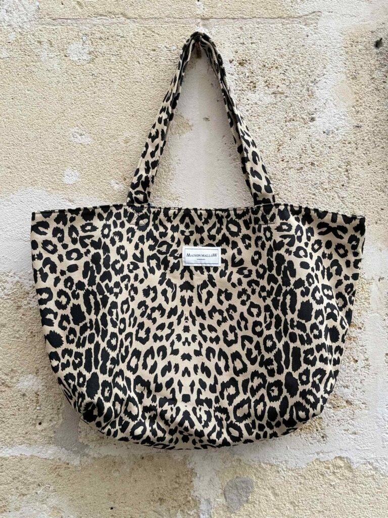 Cabas leopard beige et noir face 768x1024 1 Maison Mallow - Sac Cabas Medium jean léopard noir et beige