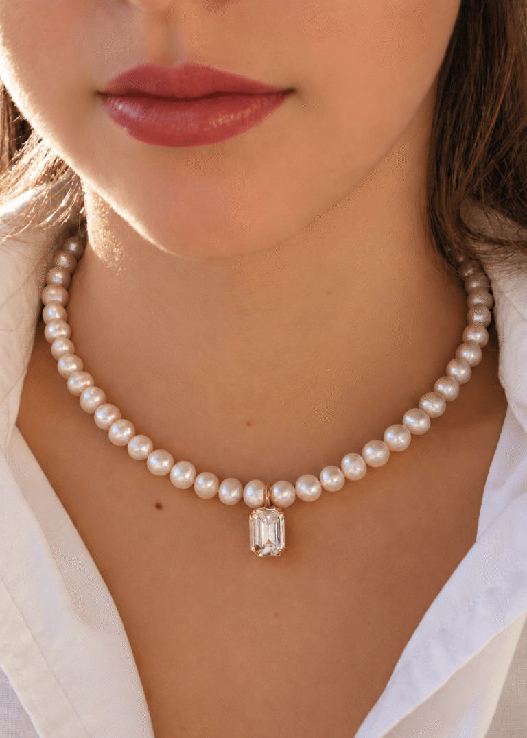 Collier Perle de Culture 000d0f40 2393 46aa 884c d4ae1d3b4aab 1 NEIJE - Collier Les Liaisons Dangereuses Perles de Culture et Cristal Swarovski – 50 cm + extension de 5 cm