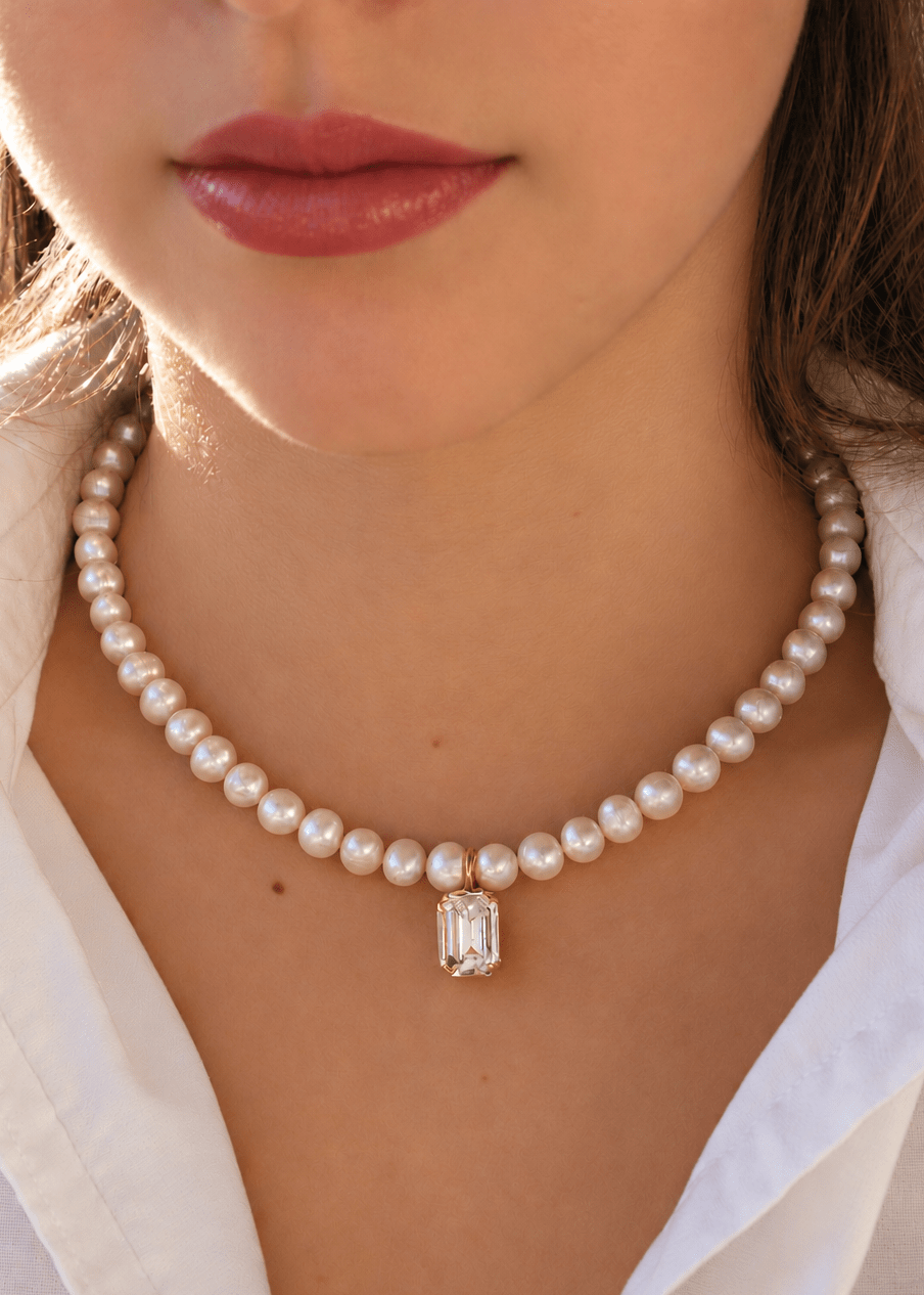 Collier Perle de Culture 000d0f40 2393 46aa 884c d4ae1d3b4aab 1 NEIJE - Collier Les Liaisons Dangereuses Perles de Culture et Cristal Swarovski – 50 cm + extension de 5 cm