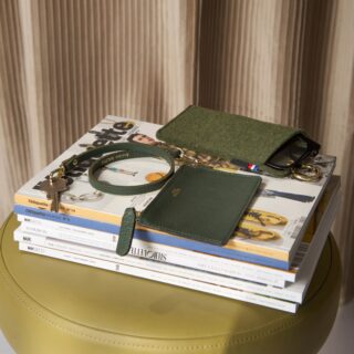 Jade – Mini pochette porte-cartes en cuir par la marque Atelier BALTUS Atelier BALTUS - Jade – Mini pochette porte-cartes en cuir