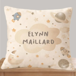 Coussin personnalisé – Espace poétique lune & étoiles par la marque L’Atelier BABY’SPHERE L’Atelier BABY’SPHERE - Coussin personnalisé – Espace poétique lune & étoiles
