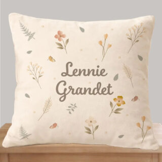 Coussin nature floral minimaliste personnalisé – Fleurs naturelles & branches fines par la marque L’Atelier BABY’SPHERE L’Atelier BABY’SPHERE - Coussin nature floral minimaliste personnalisé – Fleurs naturelles & branches fines