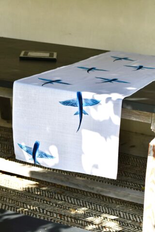 Chemin de table en coton : Les Poissons Volants par la marque Varek Illustrations Varek Illustrations - Chemin de table en coton : Les Poissons Volants