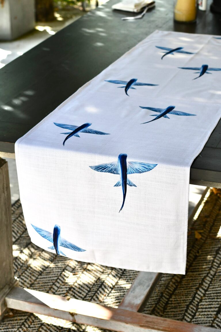 varek.illustrations - Chemin de table en coton : Les Poissons Volants