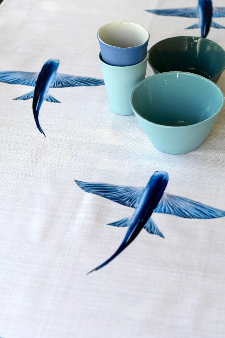 varek.illustrations - Chemin de table en coton : Les Poissons Volants