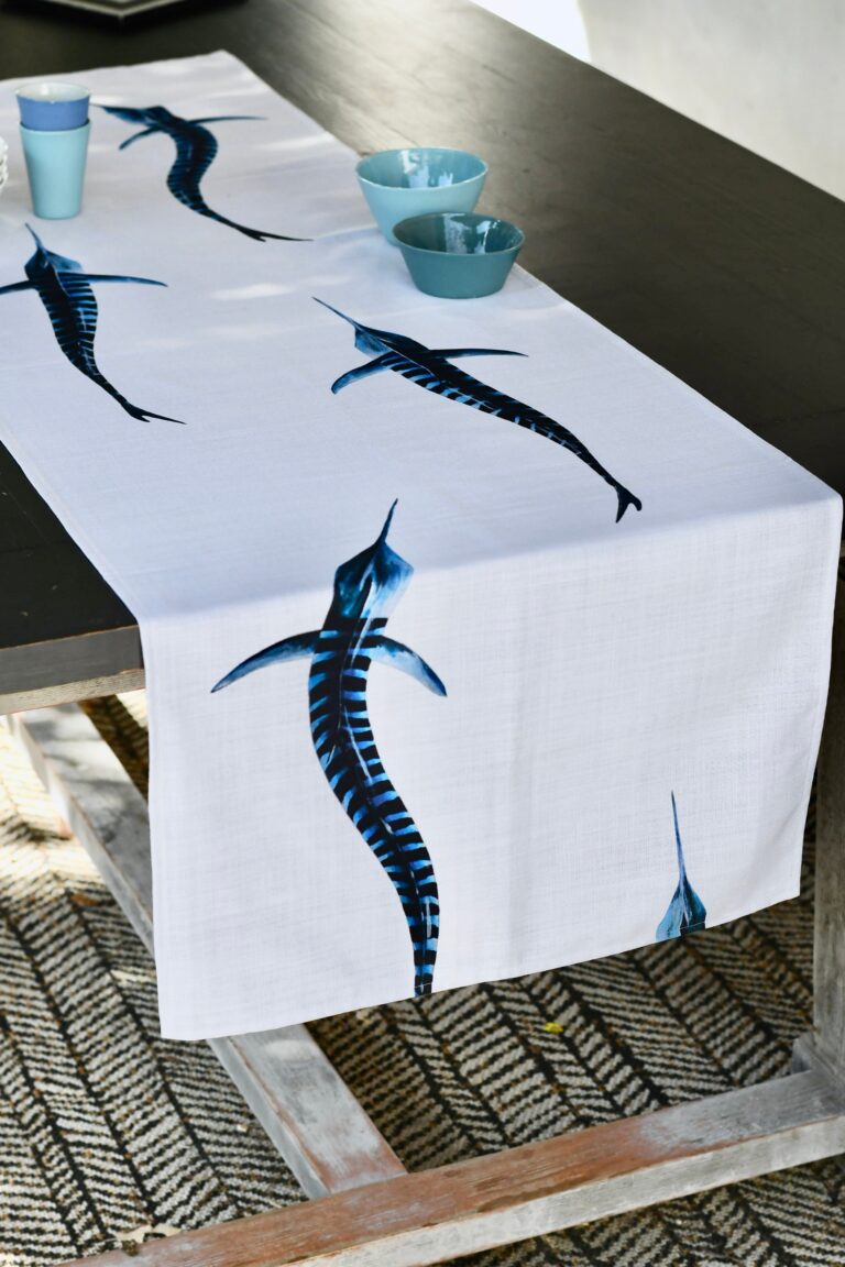 varek.illustrations - Chemin de table en coton : Les Marlins Rayés