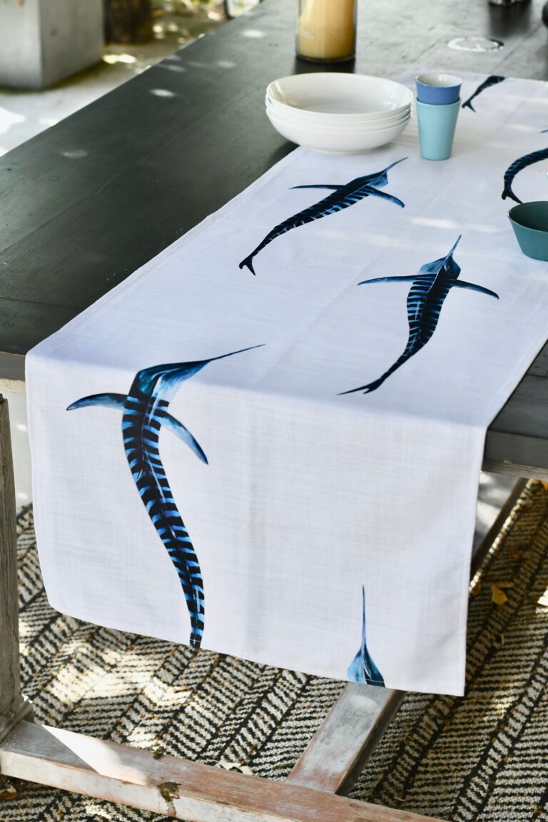 varek.illustrations - Chemin de table en coton : Les Marlins Rayés