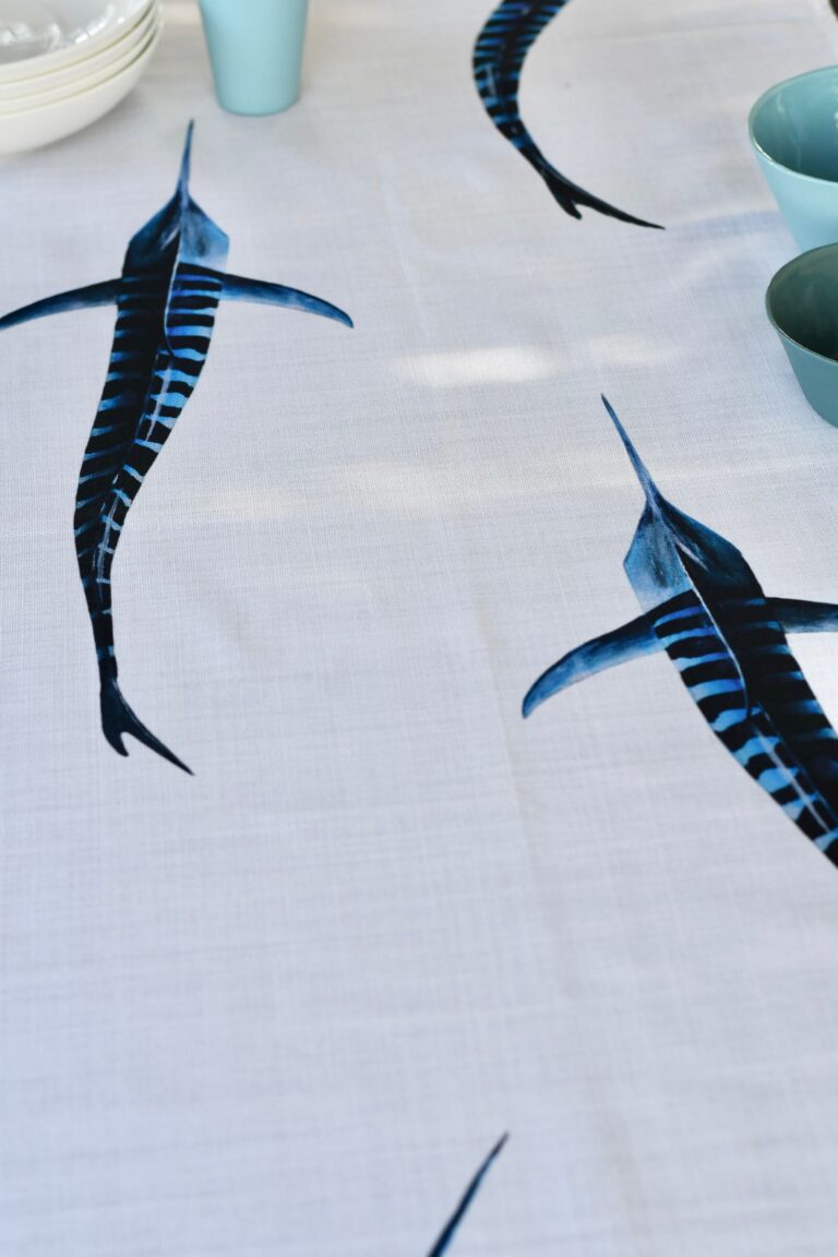 varek.illustrations - Chemin de table en coton : Les Marlins Rayés