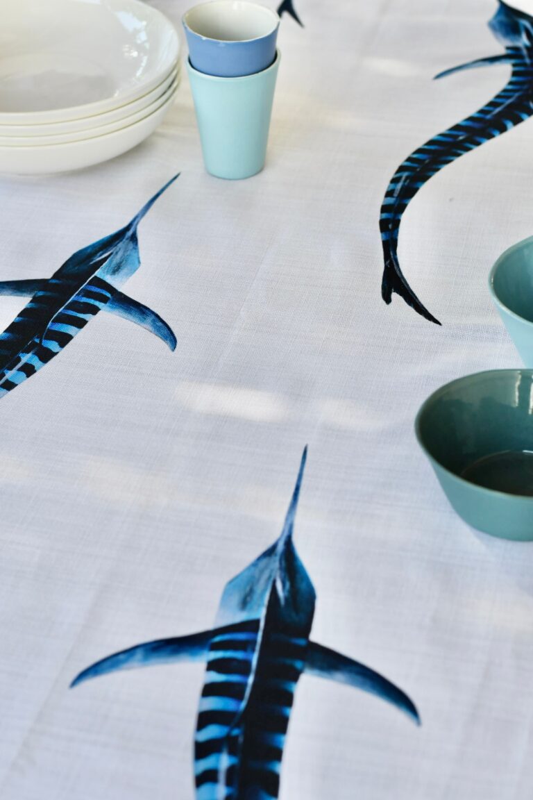 varek.illustrations - Chemin de table en coton : Les Marlins Rayés