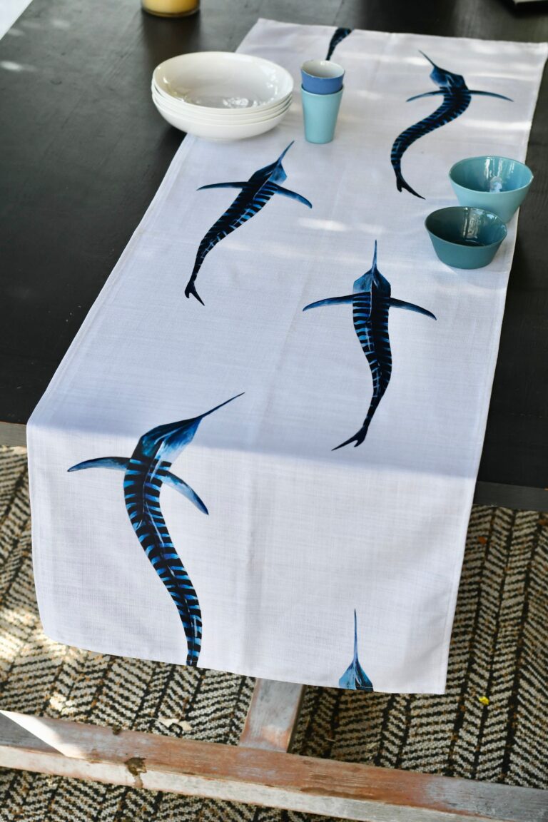 varek.illustrations - Chemin de table en coton : Les Marlins Rayés