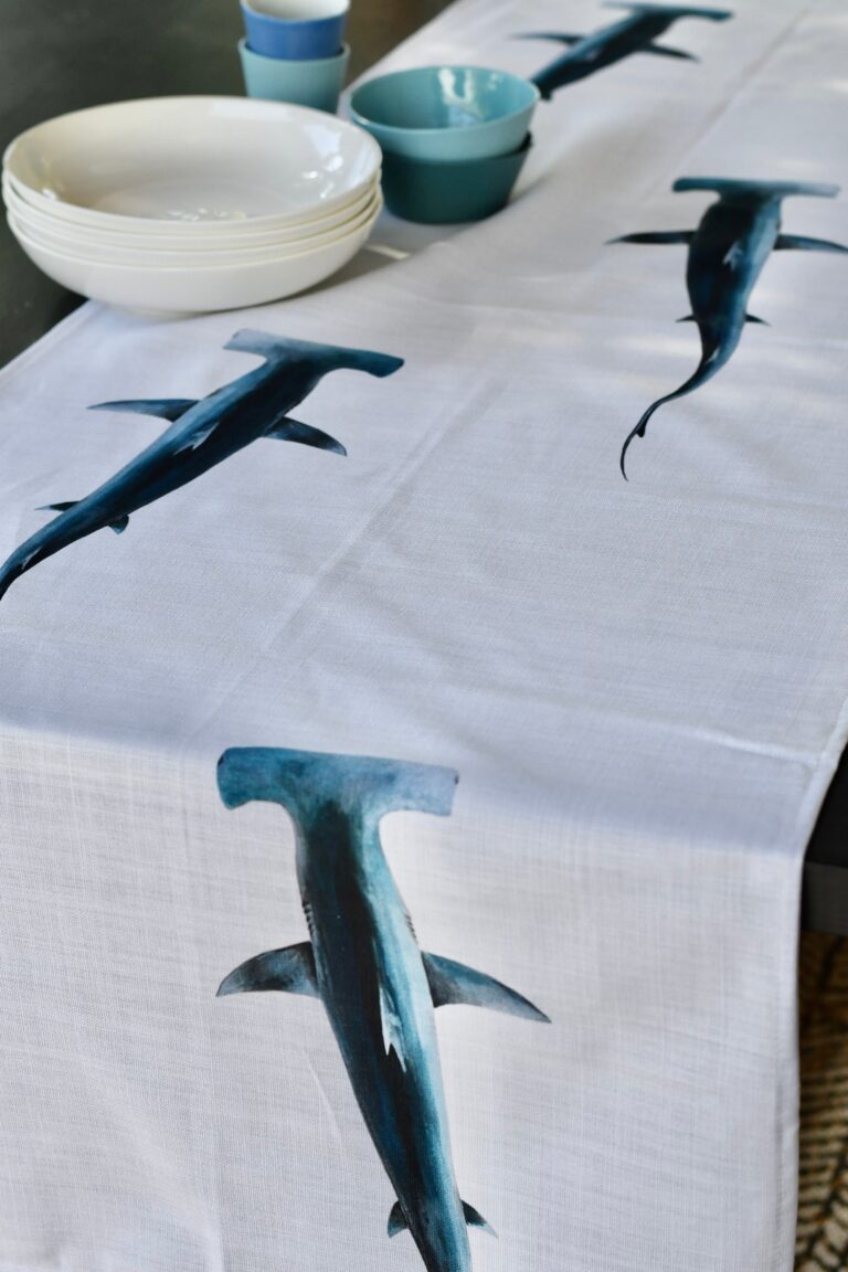 varek.illustrations - Chemin de table en coton : Les Requins Marteaux