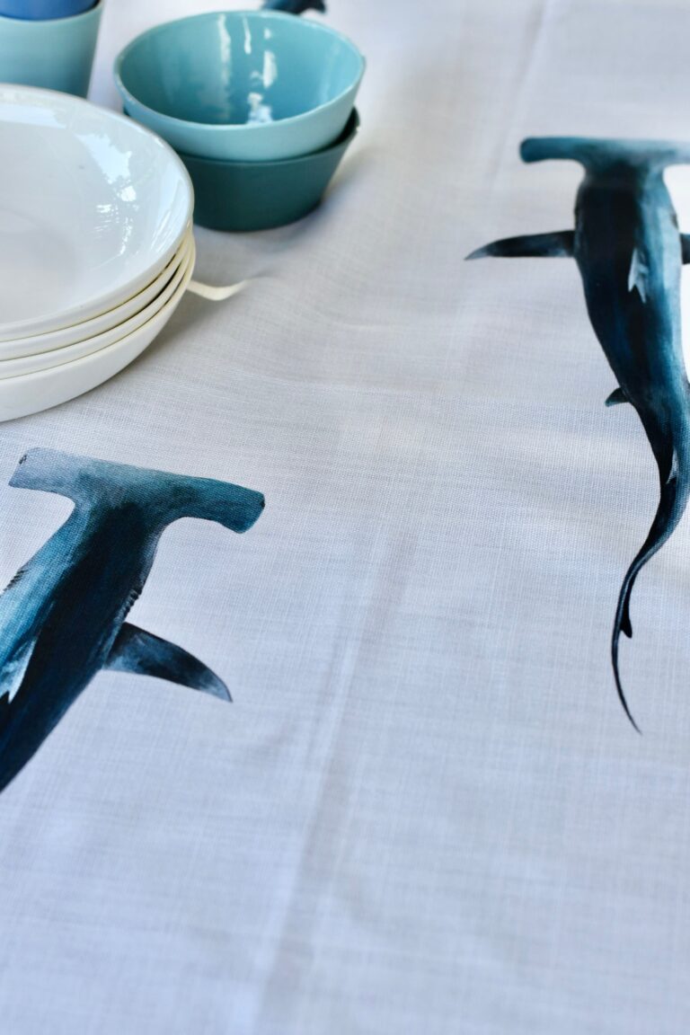 varek.illustrations - Chemin de table en coton : Les Requins Marteaux