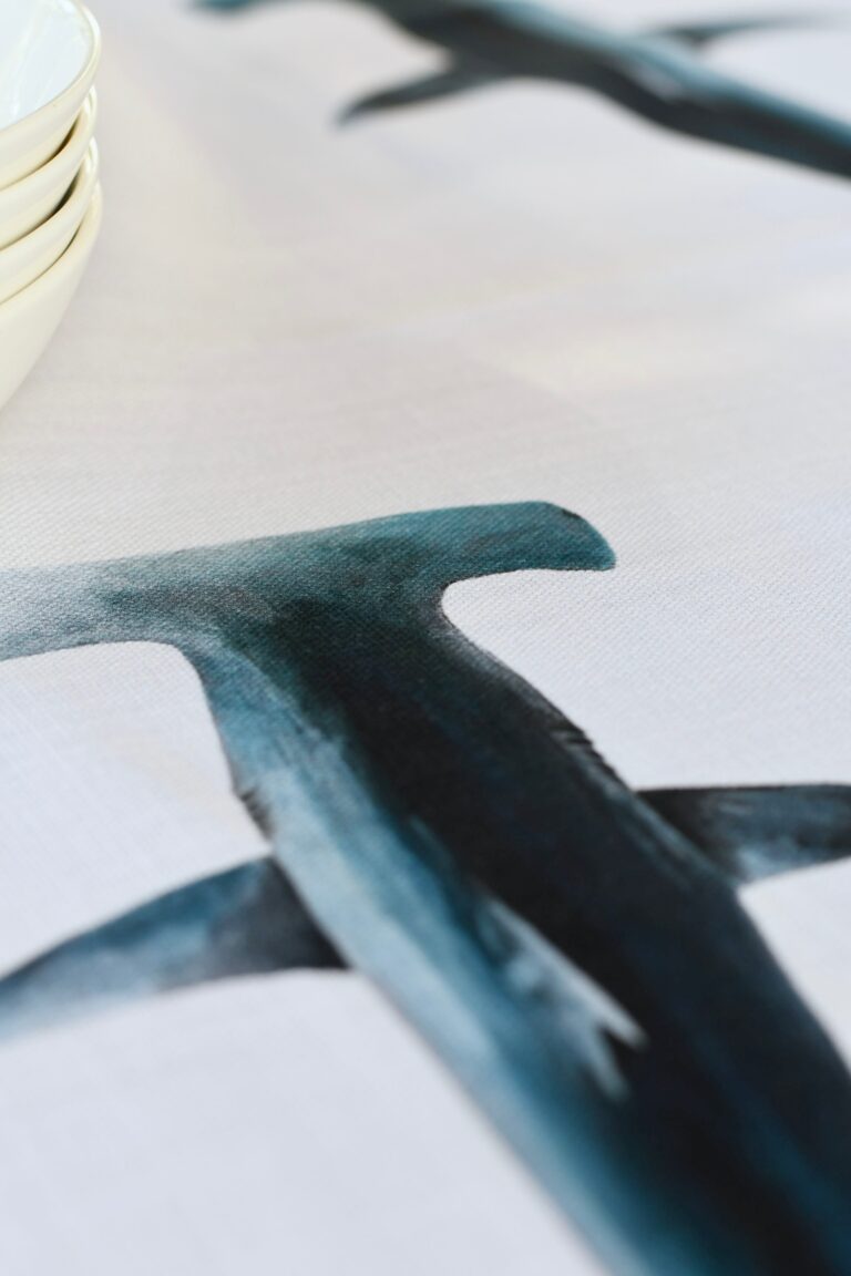 varek.illustrations - Chemin de table en coton : Les Requins Marteaux