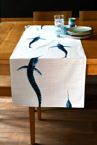 Chemin de table en coton : Les Marlins Rayés par la marque Varek Illustrations Varek Illustrations - Chemin de table en coton : Les Marlins Rayés